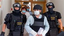 Policisté přivádějí 11. srpna 2020 k jednání u okresního soudu v Karviné muže... | na serveru Lidovky.cz | aktuální zprávy