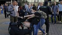 Od nedělních voleb vycházejí v Bělorusku do ulic tisíce demonstrantů...