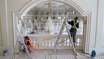 Kromě dělníků v sálu pracují také restaurátorky.