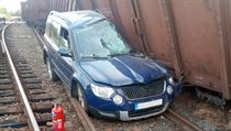 Uvolněný vagon zdemoloval osobní automobil.