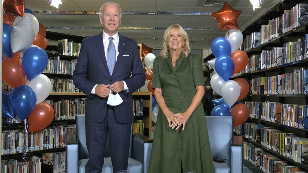 Oficiální kandidát na prezidenta Joe Biden a jeho manelka Jill Bidenová na...