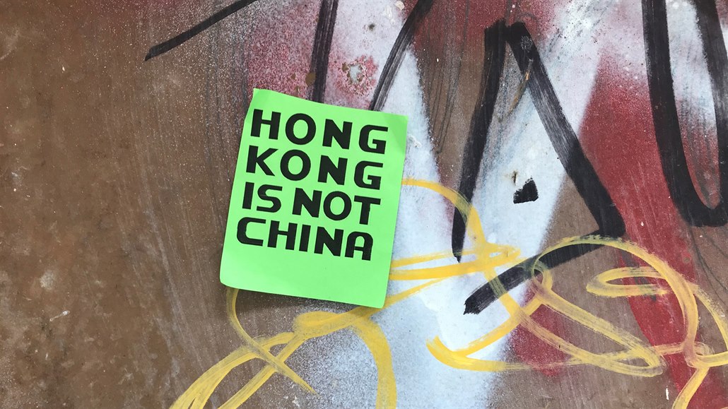 Hongkong není ína. Vzkaz v tomto smyslu se objevil i na jedné z praských zdí.
