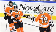 Hrái Philadelphie Jakub Voráek a Carter Hart slaví gól v utkání proti...