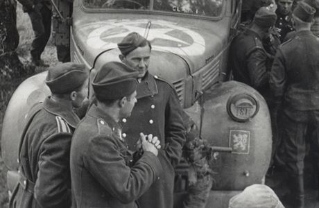 Čeští vojáci protektorátního Vládního vojska, kterým se podařilo ze zasazení v... | na serveru Lidovky.cz | aktuální zprávy
