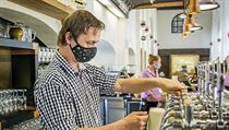 Restaurace a bary v Česku musejí od čtvrtka zavírat nejpozději ve 22:00. | na serveru Lidovky.cz | aktuální zprávy