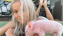 Aktivistka Lauren McGeachinová s jedním z ukradených selátek. | na serveru Lidovky.cz | aktuální zprávy