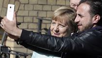 Neznámý muž se fotí s německou kancléřkou Angelou Merkelovou při její návštěvě... Neznámý muž se fotí s německou kancléřkou Angelou Merkelovou při její návštěvě...