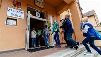 Žáci Masarykovy základní školy v Újezdě nad Lesy (vyjma prvňáků) si nasazovali... | na serveru Lidovky.cz | aktuální zprávy