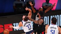 Marcus Morris atakuje Luku Dončiče. | na serveru Lidovky.cz | aktuální zprávy