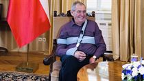 Miloš Zeman zachycen v průběhu natáčení se zavázanou rukou. | na serveru Lidovky.cz | aktuální zprávy