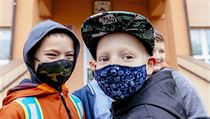 Žáci Masarykovy základní školy v Újezdě nad Lesy. Prvňáci museli mít roušky už... | na serveru Lidovky.cz | aktuální zprávy