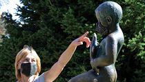 Lázenští hosté u sochy Františka v roušce. | na serveru Lidovky.cz | aktuální zprávy