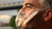 Respirátor je vyrobený z průhledného silikonu a po jeho stranách se nachází dva... | na serveru Lidovky.cz | aktuální zprávy