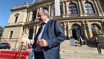 S Jiřím Menzelem se přicházejí rozloučit slavné osobnosti.