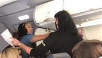 VIDEO: Musíte mě respektovat, jsem královna Kalifornie, křičela žena v letadle Ženu tmavé pleti vykázali z přepravy. Tvrdila, že je královna Kalifornie. | na serveru Lidovky.cz | aktuální zprávy