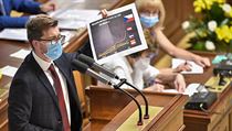 Předseda poslaneckého klubu Pirátů Jakub Michálek ukazuje graf vývoje počtu... | na serveru Lidovky.cz | aktuální zprávy