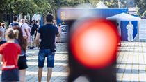 Lidé stojí frontu před odběrovým místem ve Žlutých lázních v Praze. | na serveru Lidovky.cz | aktuální zprávy