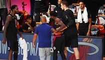 Patrick Beverley je odveden z palubovky po vyloučení z utkání play-off NBA. | na serveru Lidovky.cz | aktuální zprávy
