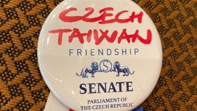 Senátní placka s nápisem eský Tchaj-wan.