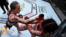 UFC Vegas 11: Clarková bije Alparovou.