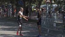 VIDEO: Úžasné gesto fair play. Triatlonista zabloudil před cílem, soupeř jej pustil na medailovou příčku Diego Mentrida pouští před sebe Jamese Teagla. | na serveru Lidovky.cz | aktuální zprávy
