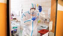 Ve čtvrtek přibylo 2913 nově nakažených, jde o druhé nejvyšší číslo. Počet hospitalizovaných nadále roste V nekomfortních ochranných oblecích musí trávit několik hodin denně. | na serveru Lidovky.cz | aktuální zprávy