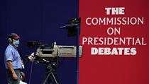 Přípravy na předvolební debatu mezi Trumpem a Bidenem.