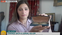 Andrea Kubínová ukazuje ve vysílání britské televize ITV brýle sériového vraha...