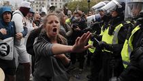 Několik tisíc lidí dnes přišlo protestovat na londýnském Trafalgarském náměstí...