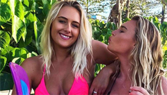 Australská surfaka Ellie-Jean Coffey se svojí mladí sestrou.