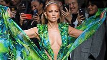 Repríza po 19 letech. Když vloni vyšla na závěr přehlídky Versace Jennifer... | na serveru Lidovky.cz | aktuální zprávy