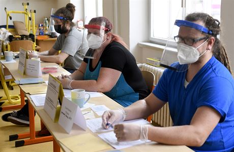 Členbové volební komise chránění proti nákaze koronavirem na základní škole na... | na serveru Lidovky.cz | aktuální zprávy
