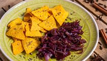 Cibulové čatní se sýrem, tortillové chipsy | na serveru Lidovky.cz | aktuální zprávy