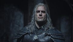 Geralt (Henry Cavill) v novém brnní. Druhá série seriálu Zaklína.