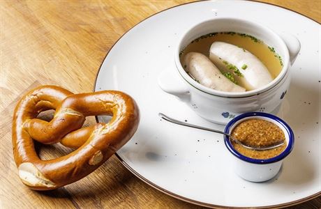 Bílá klobáska weiswurst, preclík a sladká hořčice. Klasický oktoberfestový... | na serveru Lidovky.cz | aktuální zprávy