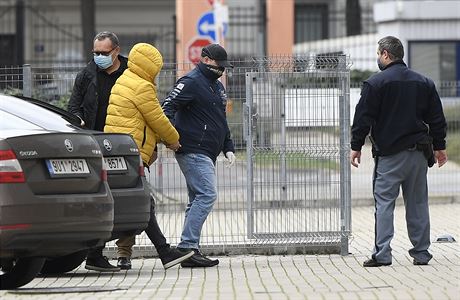Policisté přivádějí 18. října 2020 k Obvodnímu soudu pro Prahu 6 jednoho z... | na serveru Lidovky.cz | aktuální zprávy Policisté přivádějí 18. října 2020 k Obvodnímu soudu pro Prahu 6 jednoho z... | na serveru Lidovky.cz | aktuální zprávy