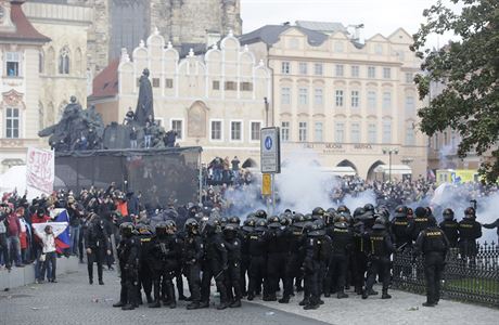 Trestní dohra bitvy na Staromáku: obviněným výtržníkům hrozí šest let vězení, hnutí HON pokuta 20 milionů Demonstrace chuligánů na Staroměstském náměstí. | na serveru Lidovky.cz | aktuální zprávy