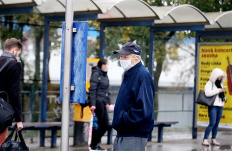 Roušky lidé musí mít i na zastávkách MHD. | na serveru Lidovky.cz | aktuální zprávy