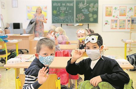 Návrat do škol může být riziko, varují odborníci. Děti mají mírnější příznaky, virus ale mohou roznášet dál Prvňáčci z Újezdu nad Lesy | na serveru Lidovky.cz | aktuální zprávy