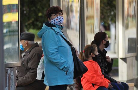 Lidé na zastávce autobusu v době koronavirové pandemie. Ilustrační snímek | na serveru Lidovky.cz | aktuální zprávy