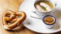 Bílá klobáska weiswurst, preclík a sladká hořčice. Klasický oktoberfestový... | na serveru Lidovky.cz | aktuální zprávy