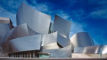 Gehryho divoké křivky. Do návrhu tvarově složitého pláště Walt Disney Concert... | na serveru Lidovky.cz | aktuální zprávy