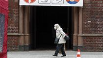 Pandemie covid-19 v Německu. Žena prochází okolo kostela v německém... | na serveru Lidovky.cz | aktuální zprávy