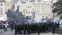 Demonstrace chuligánů na Staroměstském náměstí.