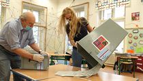 Sčítání hlasů po druhém kole senátních voleb na základní škole Štěpánská. | na serveru Lidovky.cz | aktuální zprávy