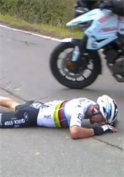 Doping, smrt nebo zranění. Alaphilippe se zařadil mezi prokleté duhového dresu Julian Alaphilippe po pádu | na serveru Lidovky.cz | aktuální zprávy