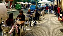 Obyejná sobota v centru msta (San Sebastián); lidé si vychutnavaji posezení...