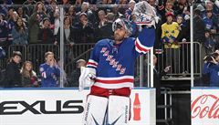 Král Manhattanu se louí. Henrik Lundqvist steil branku New York Rangers...