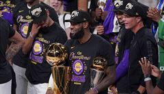 LeBron James ovnený trofejemi po finále NBA.