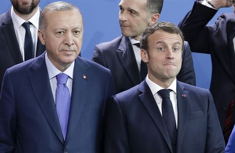 Francouzský prezident Emmanuel Macron (vpravo) stojí při fotobrífinku vedle... | na serveru Lidovky.cz | aktuální zprávy